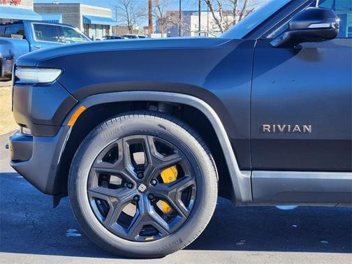 2025 Rivian R1S 