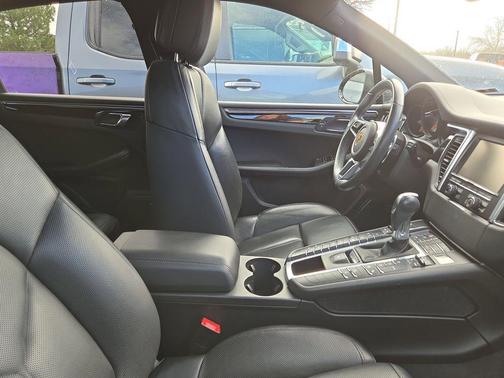 Jet Black Metallic 2016 Porsche Macan S