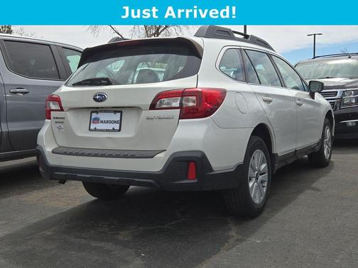 Crystal White Pearl 2019 Subaru Outback 2.5i