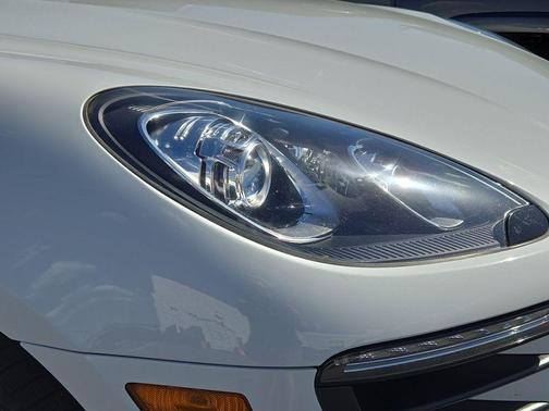 White 2016 Porsche Macan S