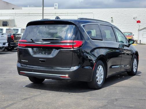 2022 Chrysler Pacifica Touring-L