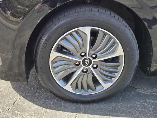 2022 Hyundai IONIQ Plug-In Hybrid SE