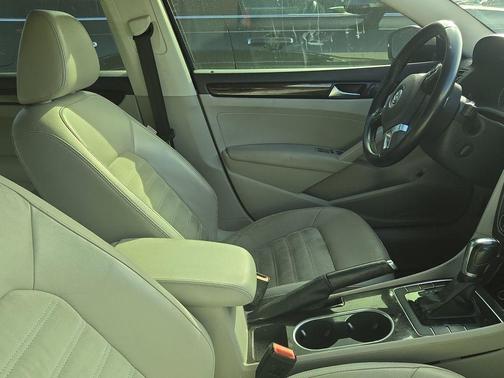 Platinum Gray Metallic 2014 Volkswagen Passat 2.0L TDI DSG SEL Premium