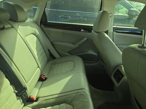 Platinum Gray Metallic 2014 Volkswagen Passat 2.0L TDI DSG SEL Premium