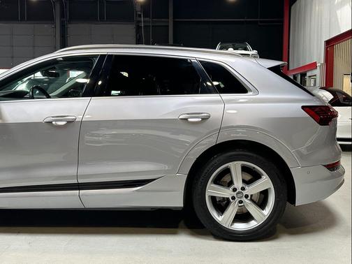 2019 Audi e-tron Premium Plus