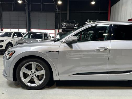 2019 Audi e-tron Premium Plus