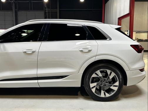 2022 Audi e-tron Premium Plus