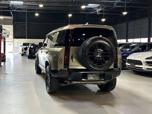 2025 Land Rover Defender 110 P300