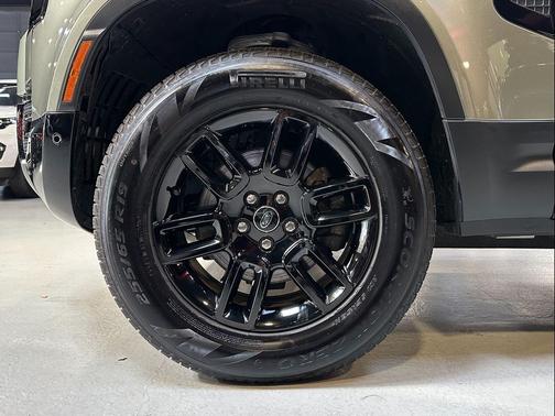 2025 Land Rover Defender 110 P300