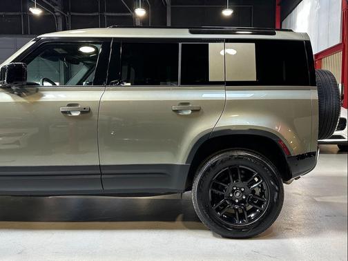 2025 Land Rover Defender 110 P300