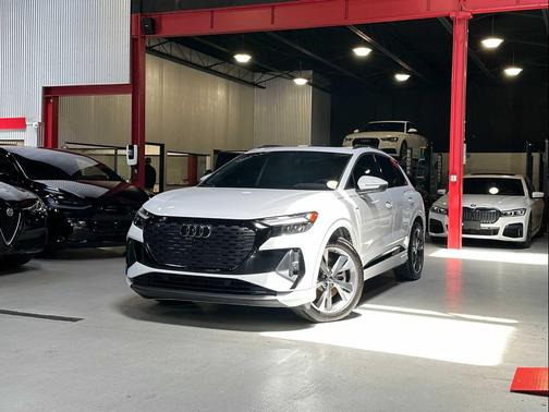 Glacier White Metallic 2025 Audi Q4 e-tron Premium 55 quattro