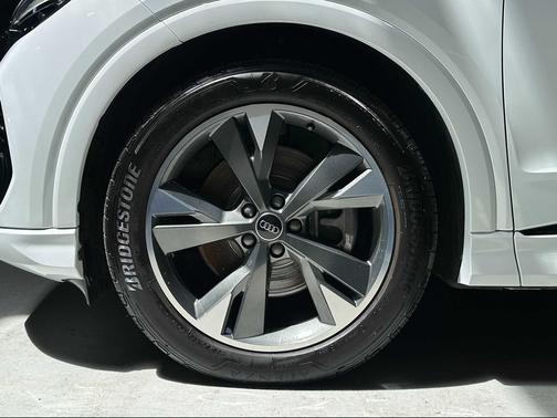 Glacier White Metallic 2025 Audi Q4 e-tron Premium 55 quattro
