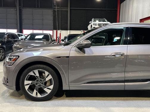 2022 Audi e-tron Premium