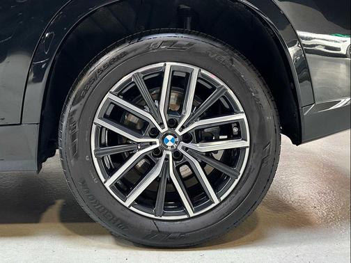 Black Sapphire Metallic 2025 BMW X1 xDrive28i