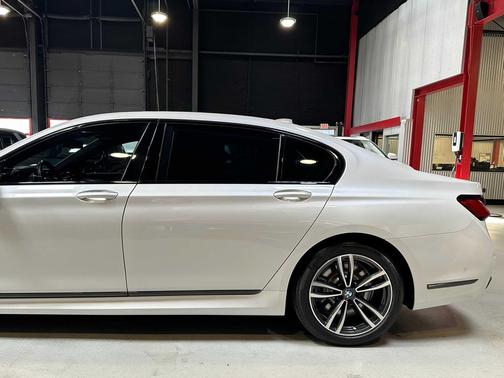 Mineral White Metallic 2021 BMW 750 i xDrive