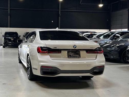 Mineral White Metallic 2021 BMW 750 i xDrive