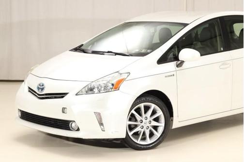 2014 Toyota Prius v Five