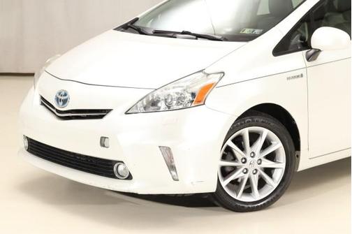 2014 Toyota Prius v Five