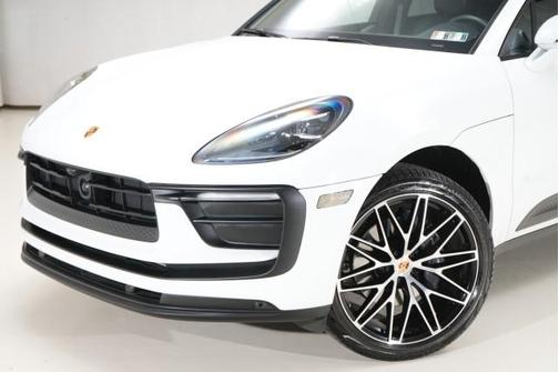 2023 Porsche Macan Premium Package Plus 21's