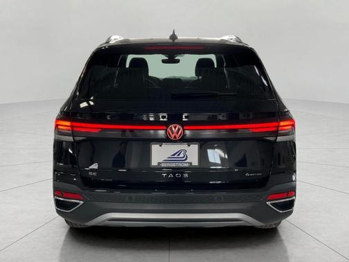 Deep Black Pearl 2026 Volkswagen Taos SE