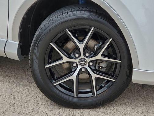 Super White 2016 Toyota RAV4 SE
