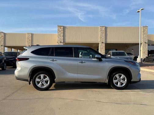 2024 Toyota Highlander LE