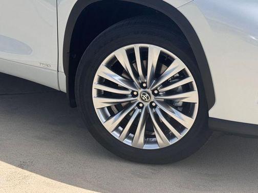 Desert Wind 2026 Toyota Highlander Hybrid Platinum