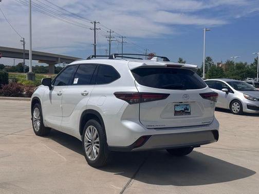 Desert Wind 2026 Toyota Highlander Hybrid Platinum