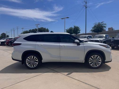Desert Wind 2026 Toyota Highlander Hybrid Platinum