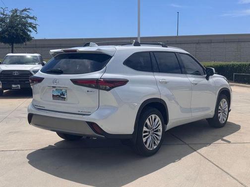 Desert Wind 2026 Toyota Highlander Hybrid Platinum