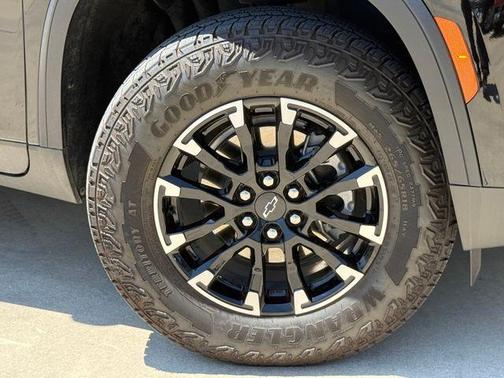 Black Metallic 2025 Chevrolet Traverse Z71