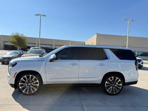 Iridescent Pearl Tricoat 2025 Chevrolet Tahoe High Country