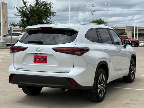 Wind Chill Pearl 2026 Toyota Highlander XLE