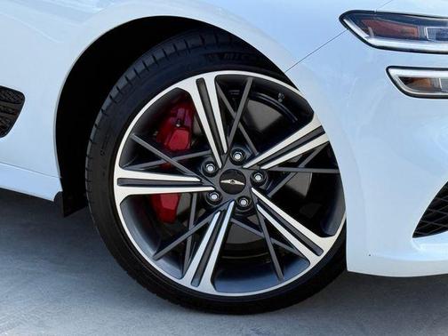 Uyuni White 2025 Genesis G70 3.3T Sport Advanced