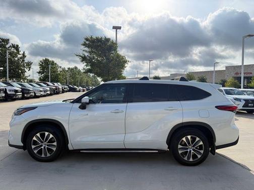 Blizzard Pearl 2021 Toyota Highlander Hybrid LE