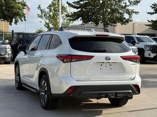 Blizzard Pearl 2021 Toyota Highlander Hybrid LE