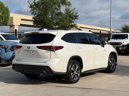 Blizzard Pearl 2021 Toyota Highlander Hybrid LE