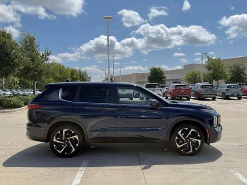 Cosmic Blue Metallic 2024 Mitsubishi Outlander SE