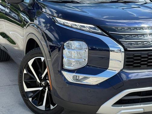 Cosmic Blue Metallic 2024 Mitsubishi Outlander SE