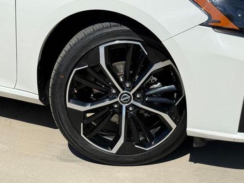 Glacier White 2024 Nissan Altima 2.5 SR