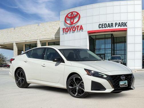 Glacier White 2024 Nissan Altima 2.5 SR