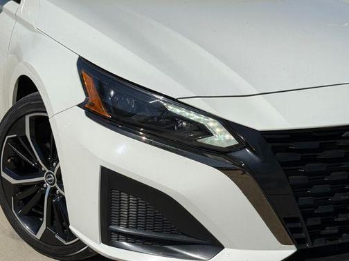 Glacier White 2024 Nissan Altima 2.5 SR