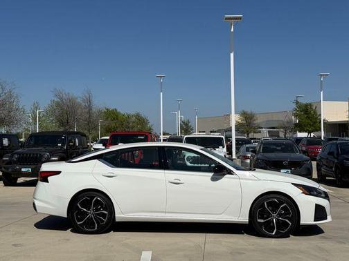 Glacier White 2024 Nissan Altima 2.5 SR