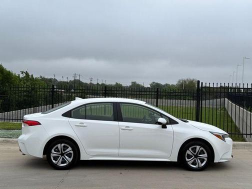 Ice 2025 Toyota Corolla Hybrid LE