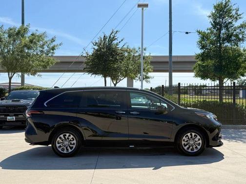 Midnight Black Metallic 2025 Toyota Sienna XLE