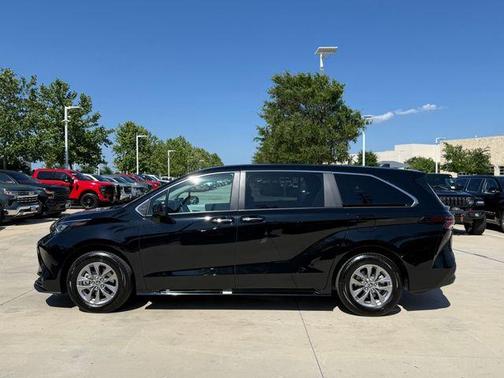 Midnight Black Metallic 2025 Toyota Sienna XLE