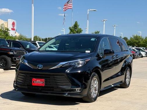 Midnight Black Metallic 2025 Toyota Sienna XLE