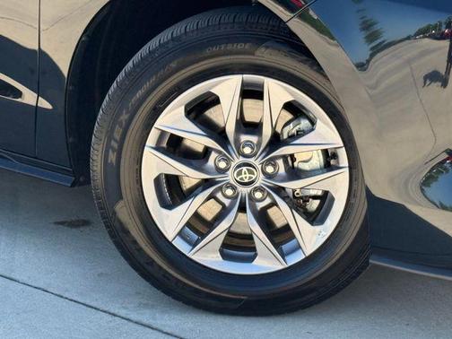 Midnight Black Metallic 2025 Toyota Sienna XLE