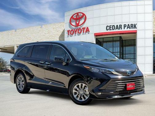 Midnight Black Metallic 2025 Toyota Sienna XLE