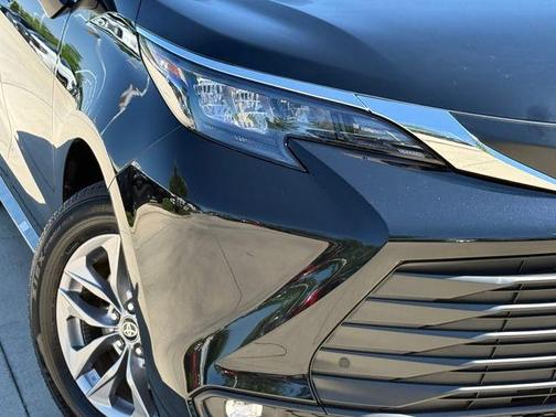 Midnight Black Metallic 2025 Toyota Sienna XLE